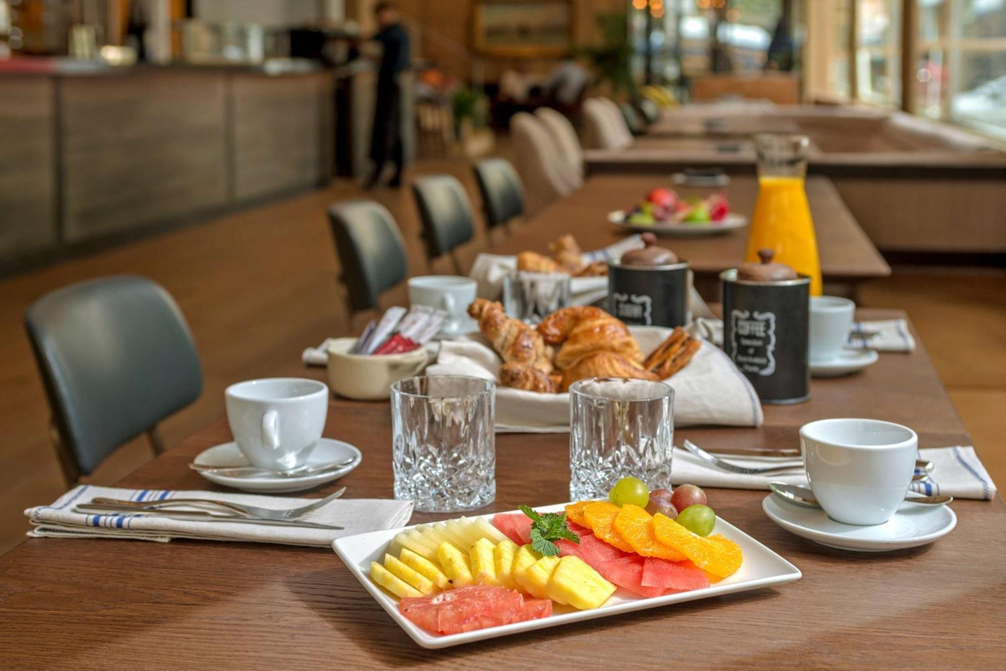 Nh Collection Madrid Suecia Hotel Exterior foto Breakfast at the hotel